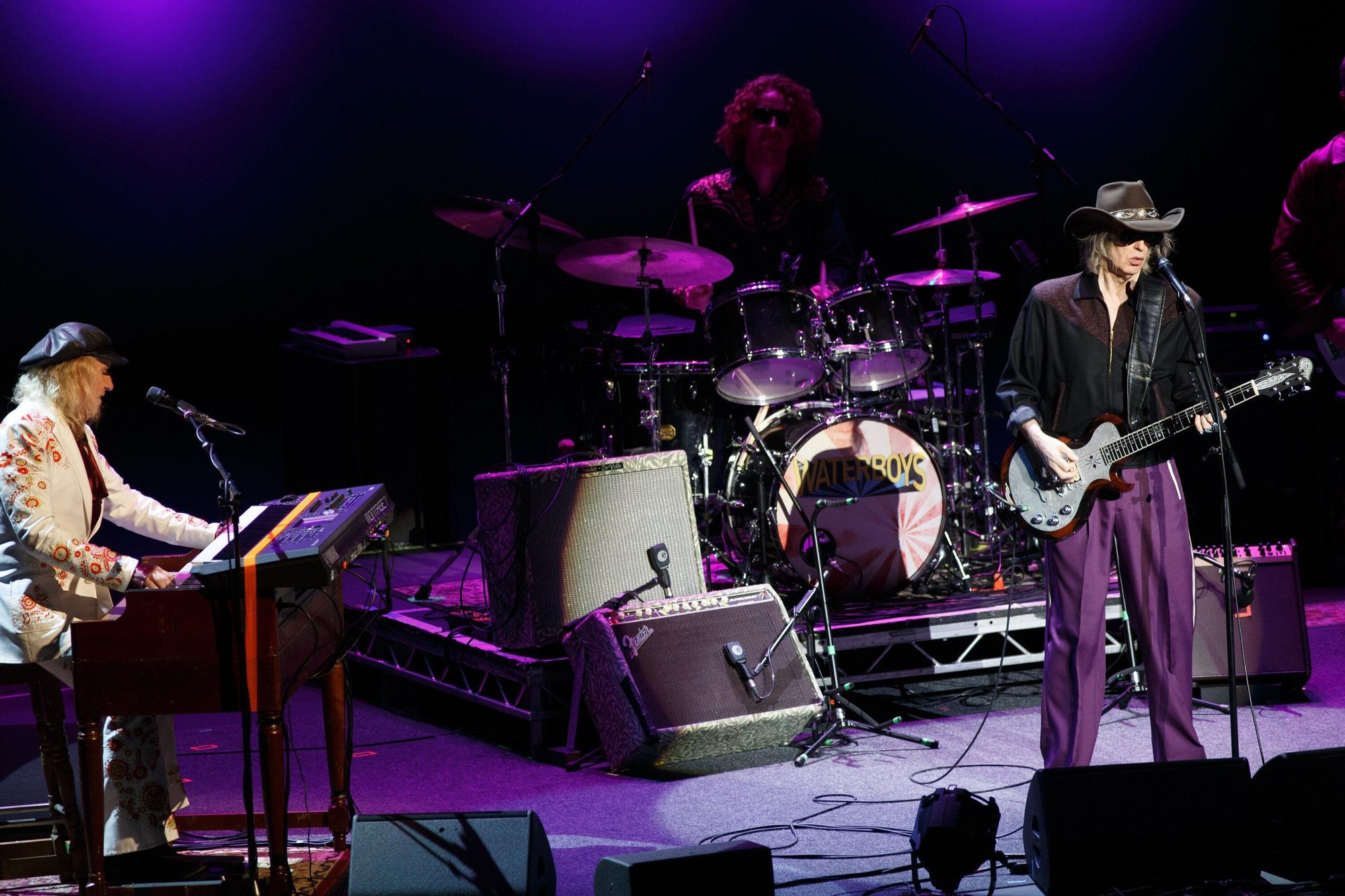 FOTOS | Vida, muerte y The Waterboys en el Baluarte