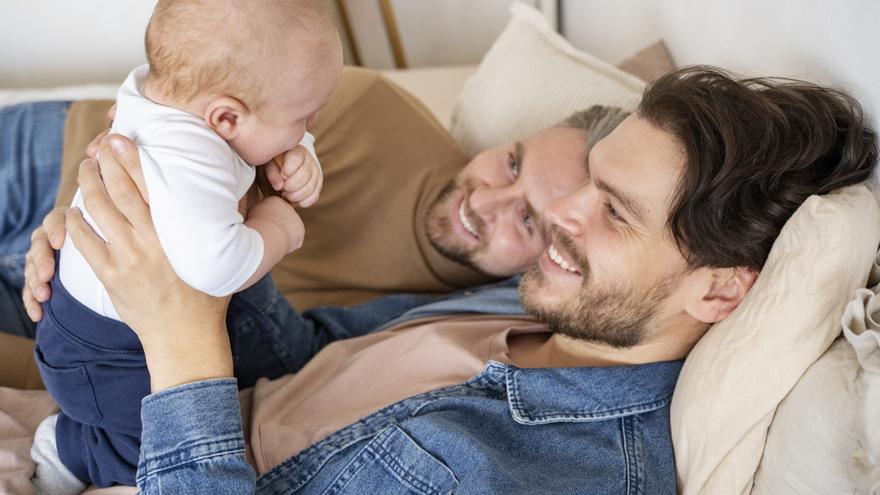 Una investigación indaga en los estigmas que sufren las familias homoparentales