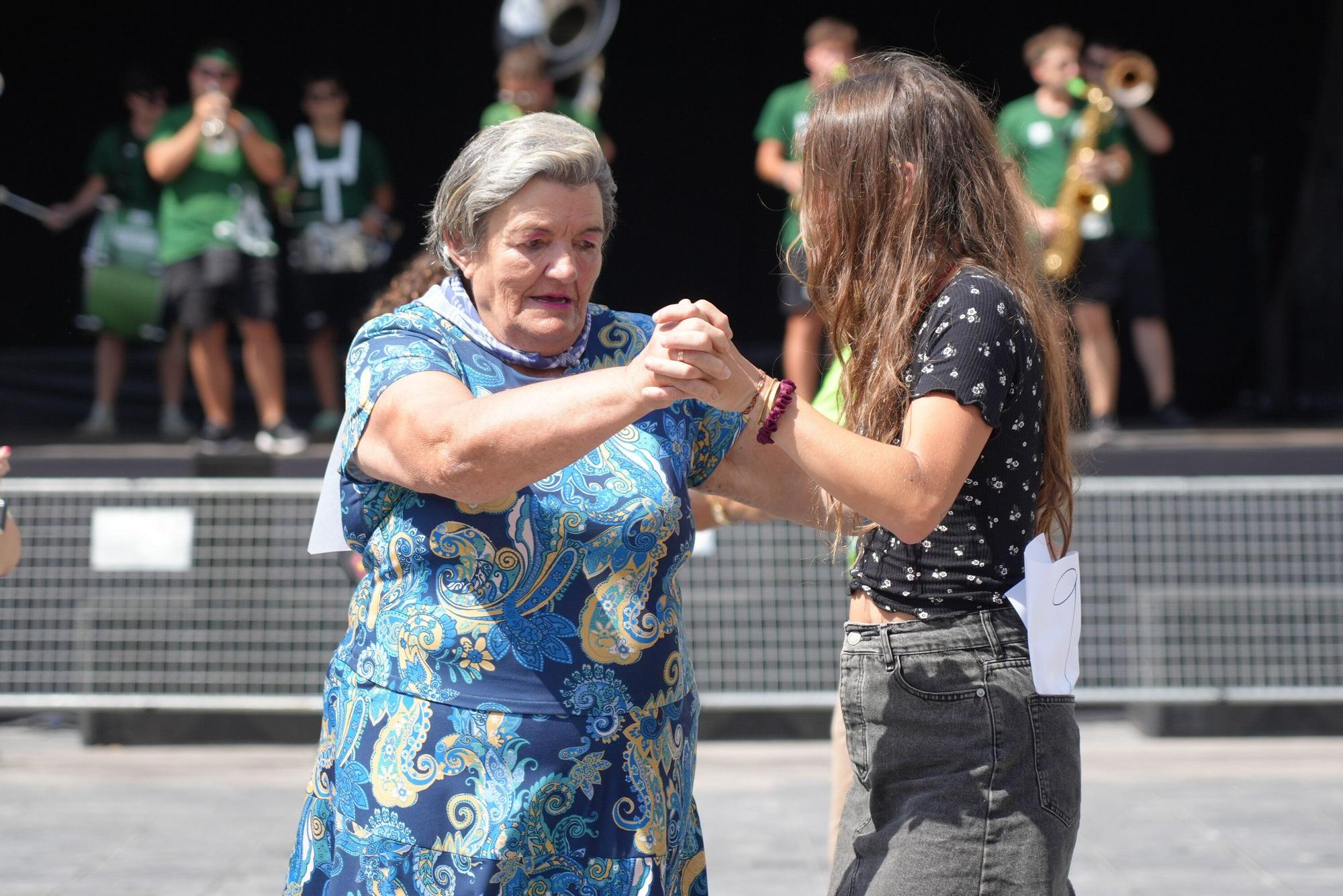 En imágenes: El meneíto veterano llena de bailables la plaza de la Provincia