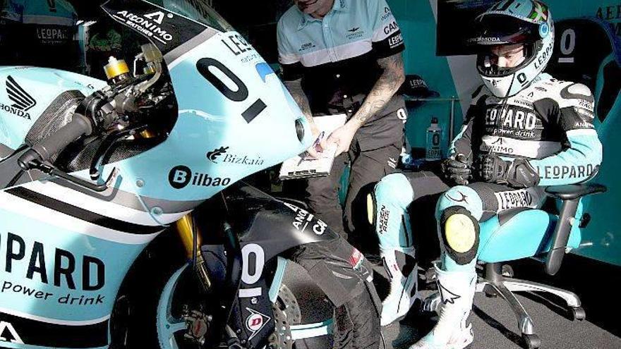 Efrén Vázquez espera su turno para salir a la pista durante la jornada de ayer en Jerez.