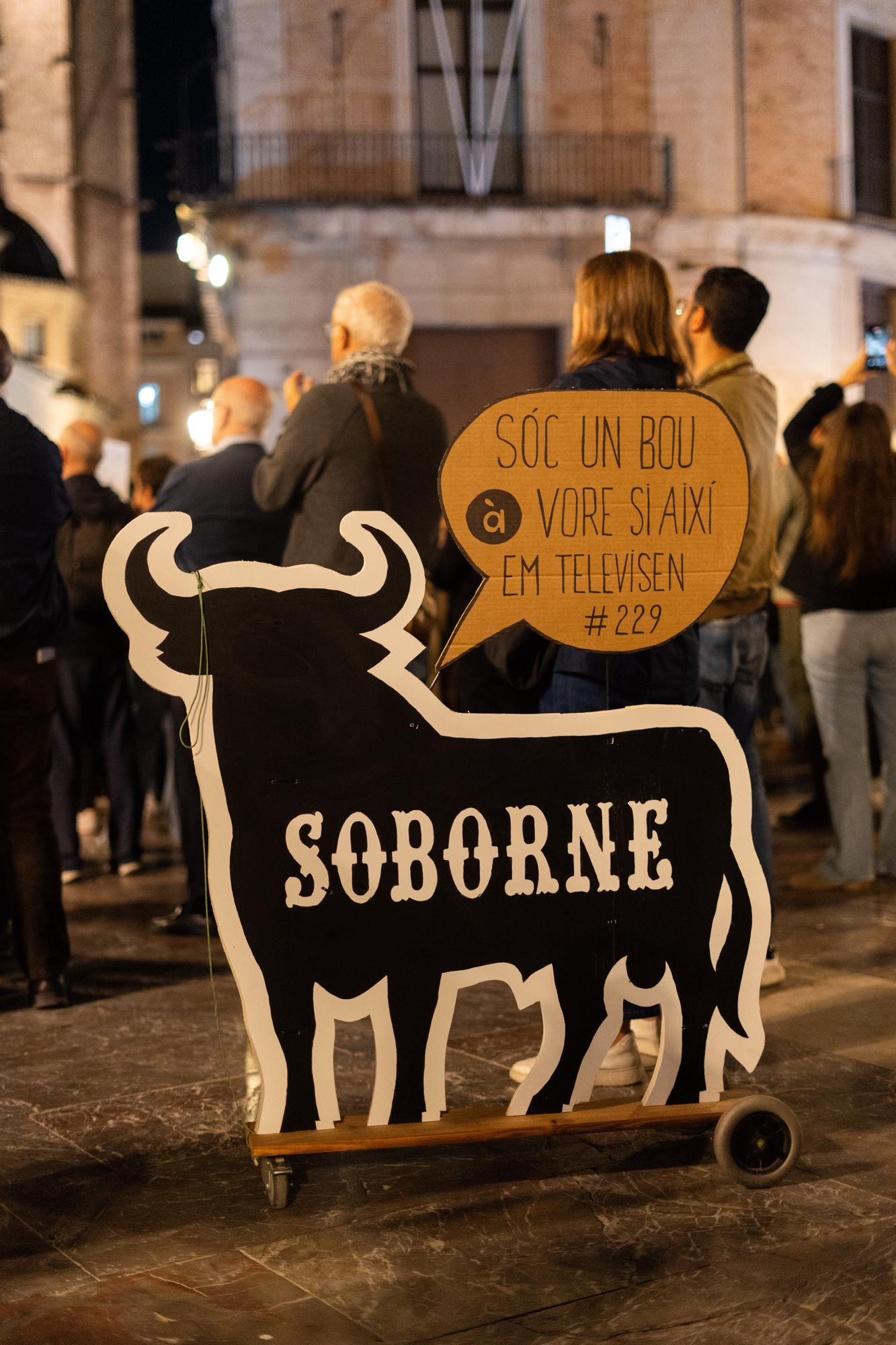 Una concentración ciudadana en València celebra la marcha de Mazón