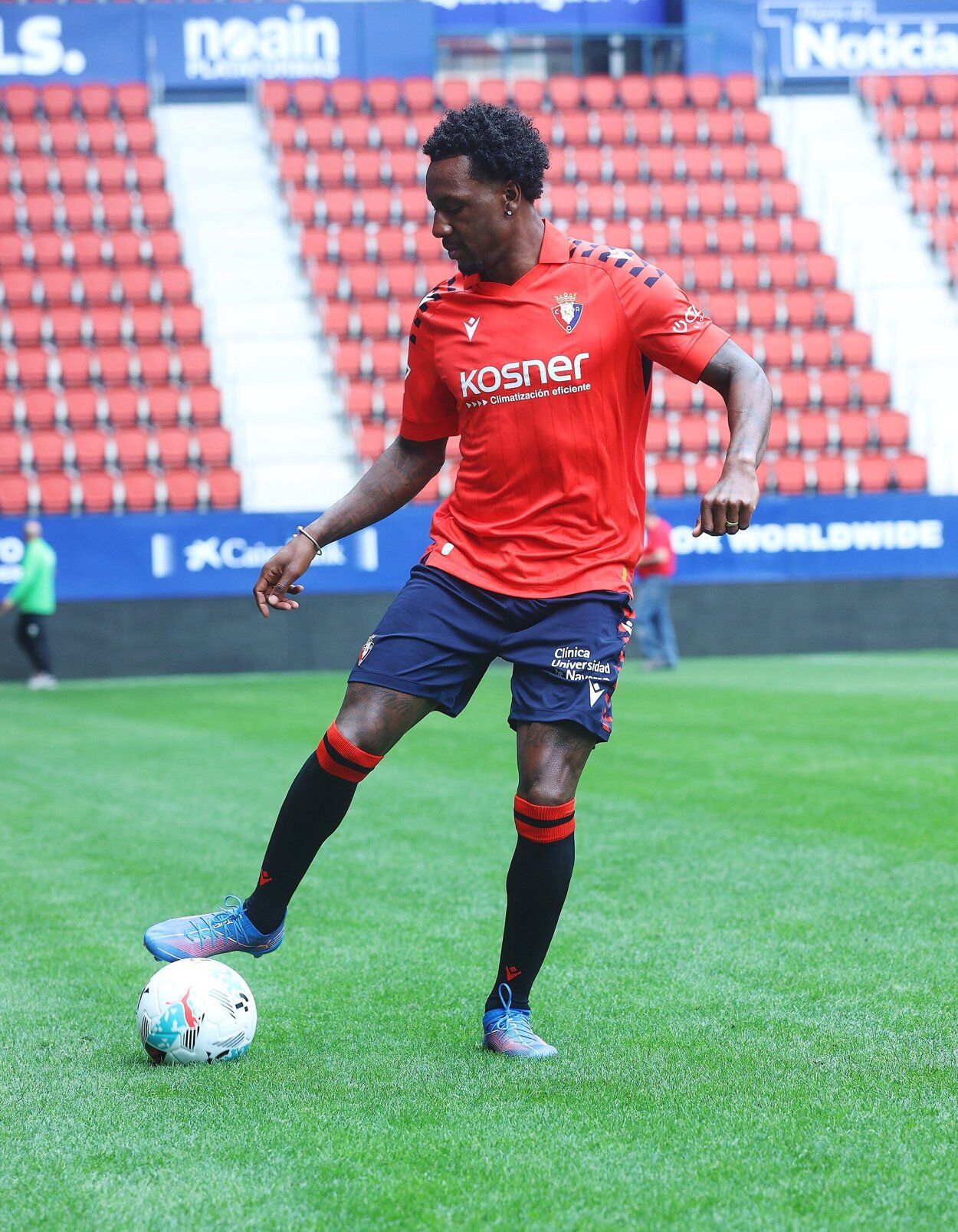 Fotos de la presentación de Sheraldo Becker como jugador de Osasuna