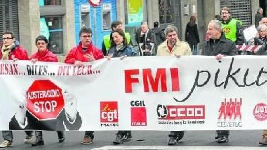Los sindicatos CCOO de Euskadi, UGT y LAB-USO, con el apoyo de la Confederación Europea de Sindicatos, expresaron ayer en Bilbao su rechazo a la política del FMI.