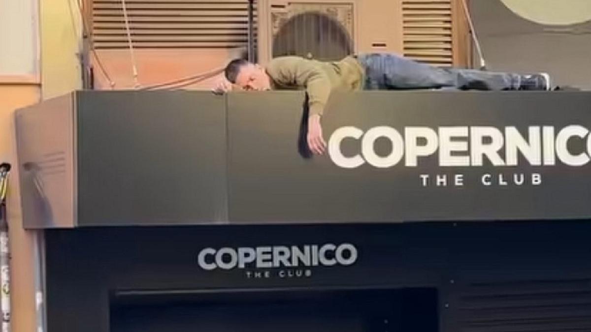 El joven, dormido sobre la fachada.