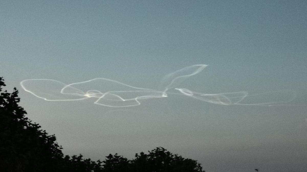 Una de las imágenes compartidas de las líneas blancas en el cielo
