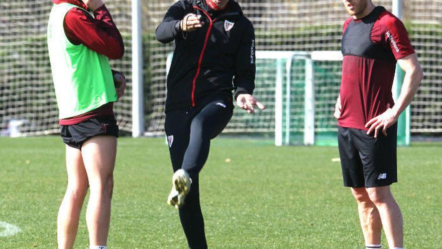 Gaizka Garitano, con Iñigo Córdoba e Ibai Gómez, durante un entrenamiento.