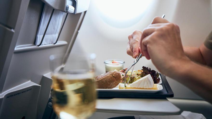 ¿Por qué la  comida en el avión no sabe igual que de normal?