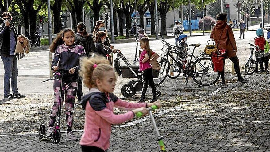 Un grupo de menores, ayer en el parque de Antoniutti.