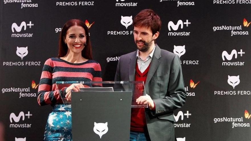 La actriz Paula Echevarría y el actor Julián López, anunciando ayer las películas y series nominadas.