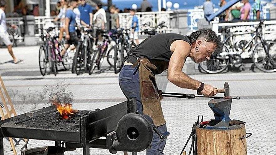&quot;Tailer erakusgarrietan jendeak gerturatu eta asko galdetzen du&quot;