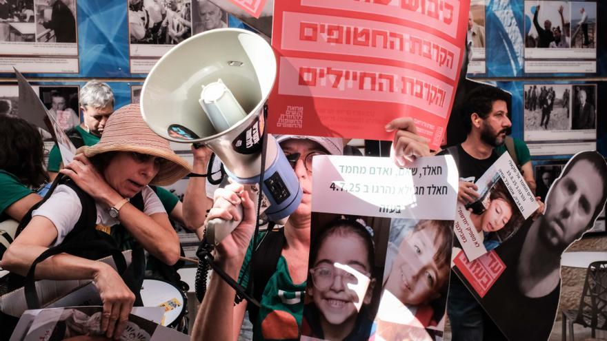Familiares de los rehenes acusan a Netanyahu de usar a sus seres queridos como &quot;escudos humanos&quot;