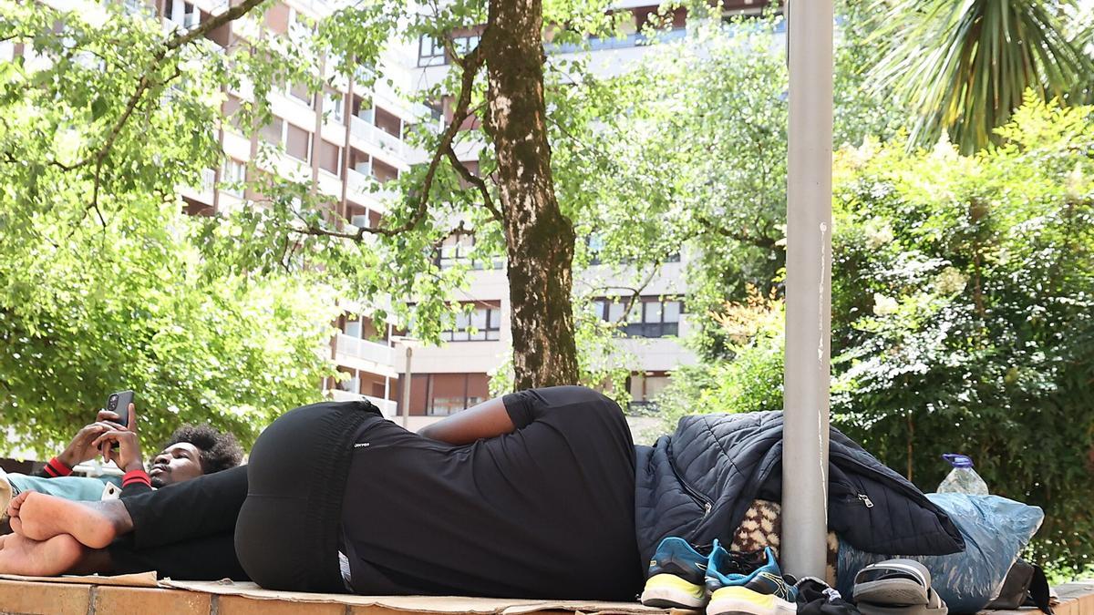 Numerosos migrantes de Malí pernoctan en la plaza Cofradia Donostiarras