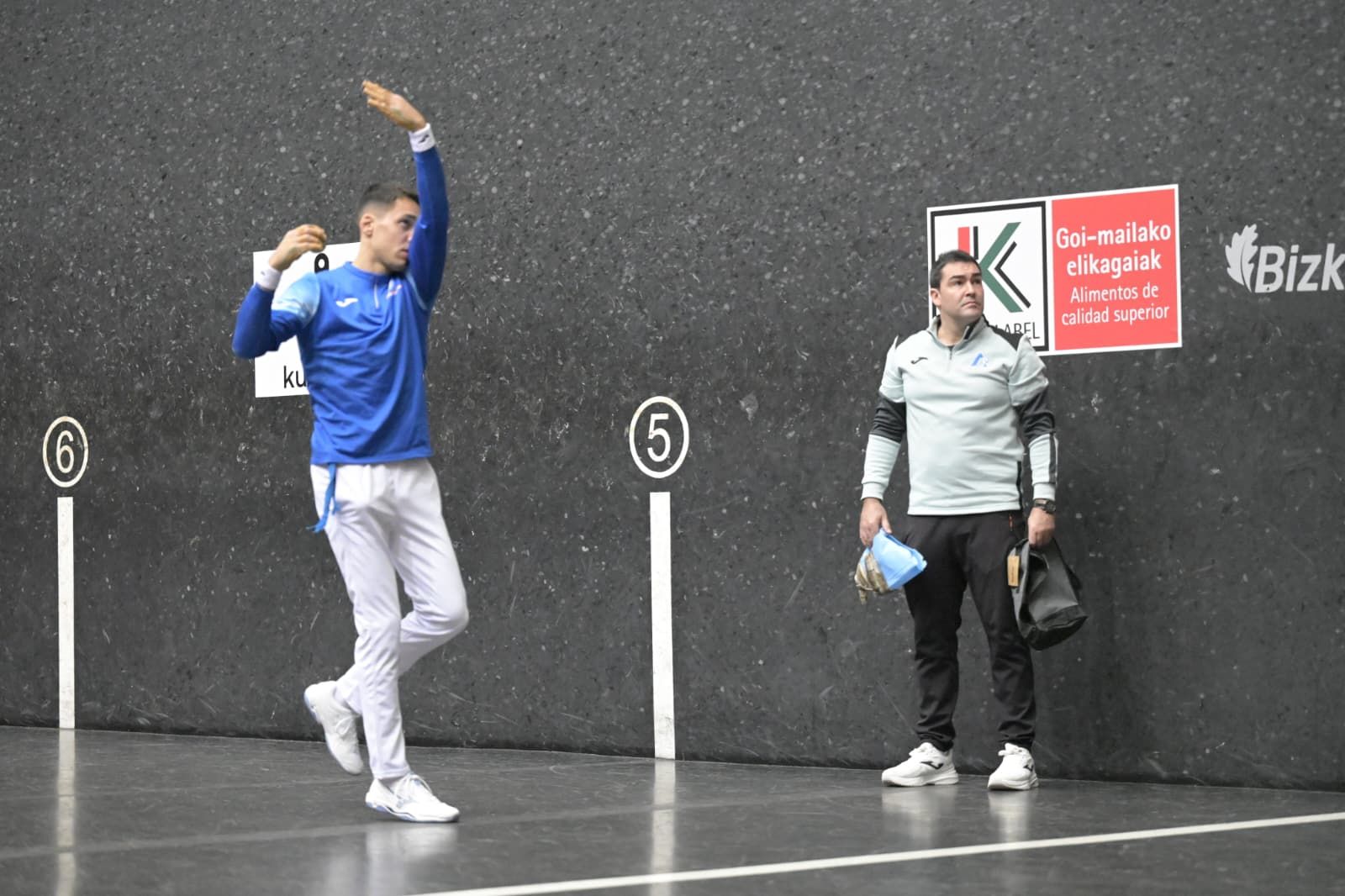 Peio Etxeberria (colorado) y Javier Zabala (azul) eligen material para la final del Cuatro y Medio.
