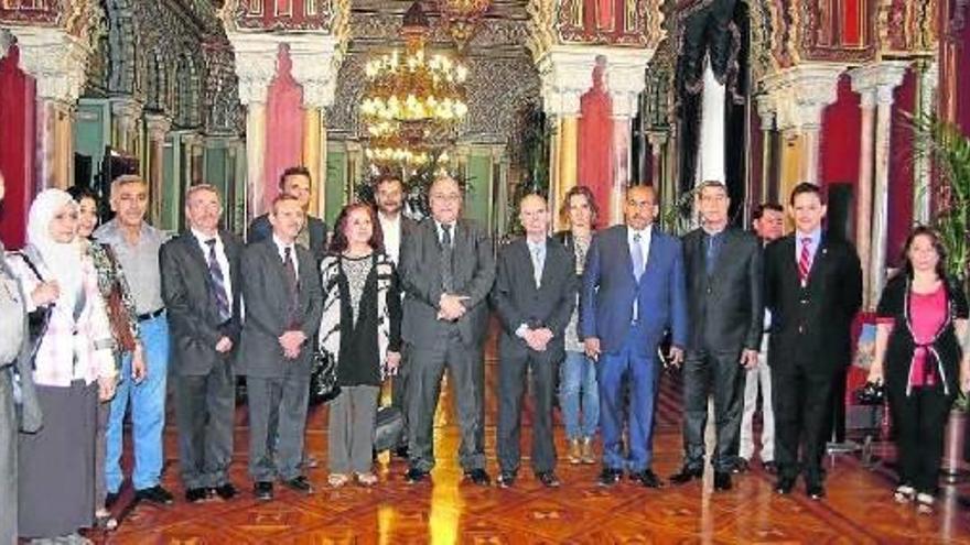 Los miembros de la delegación de Irak posaron ayer con el alcalde de Bilbao, Ibon Areso, tras la reunión de trabajo celebrada.