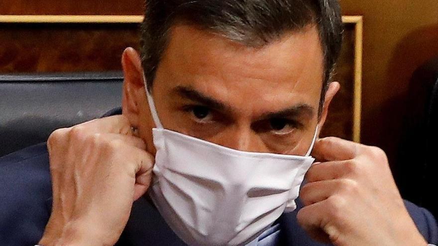 El presidente del Gobierno, Pedro Sánchez, se ajusta la mascarilla.