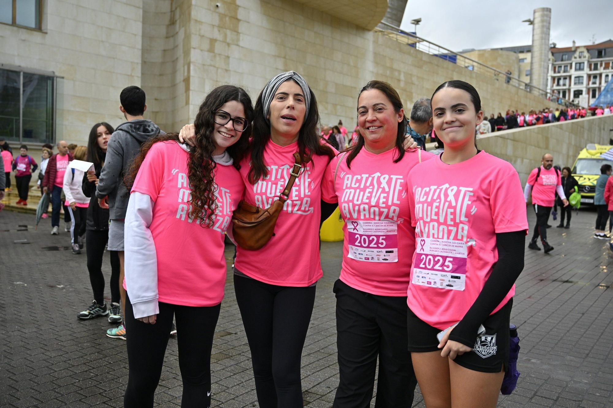 En imágenes: los paraguas tiñen la marea rosa de Bilbao