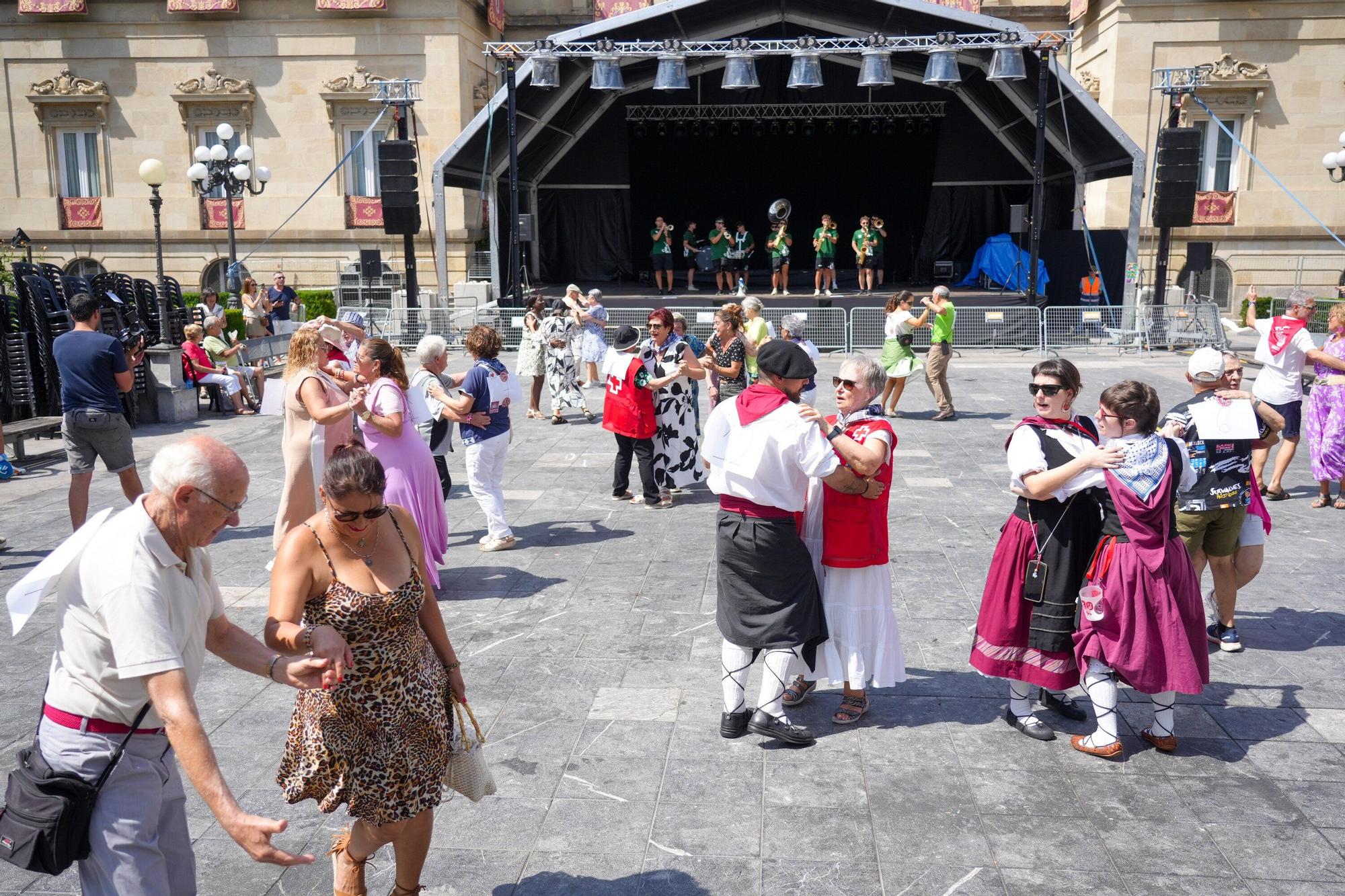 En imágenes: El meneíto veterano llena de bailables la plaza de la Provincia