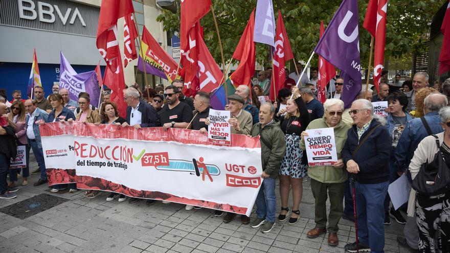 UGT y CCOO protestan en Pamplona en favor de la reducción de la jornada laboral
