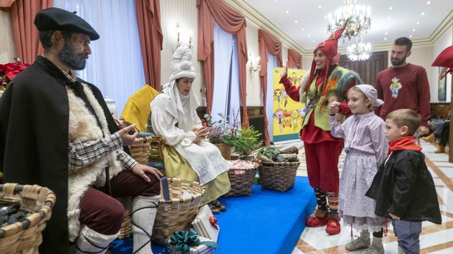 Olentzero y Mari Domingi preparan su agenda con los niños de Vitoria el día 24