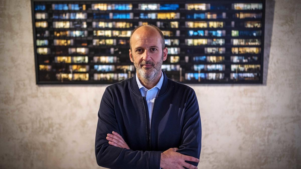 Pedro Pegenaute, bere &quot;2020 Pamplona en Casa&quot; erakusketaren argazki baten aurrean.