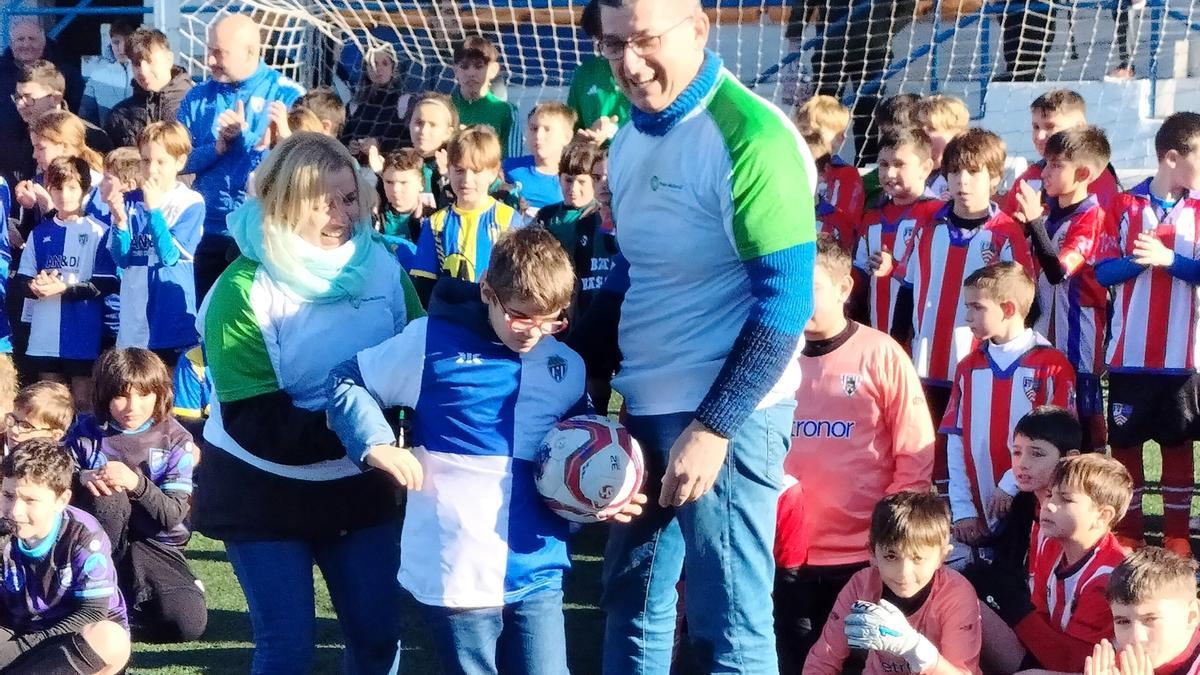 El pequeño Oier con el balón donado por el C.D. Ortuella con el que ayer realizó el saque de honor en el torneo solidario.