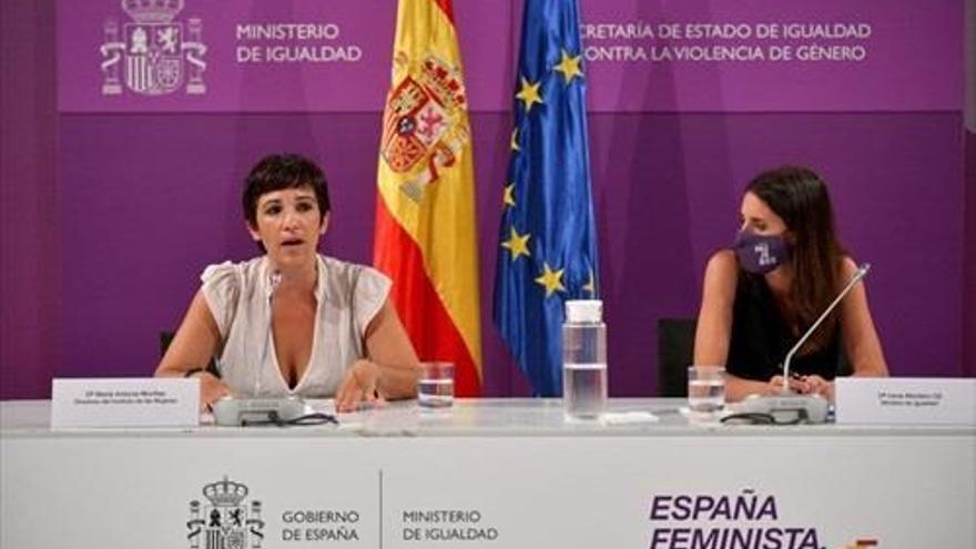 La directora del Instituto de las Mujeres, Toni Morillas, y la ministra de Igualdad, Irene Montero