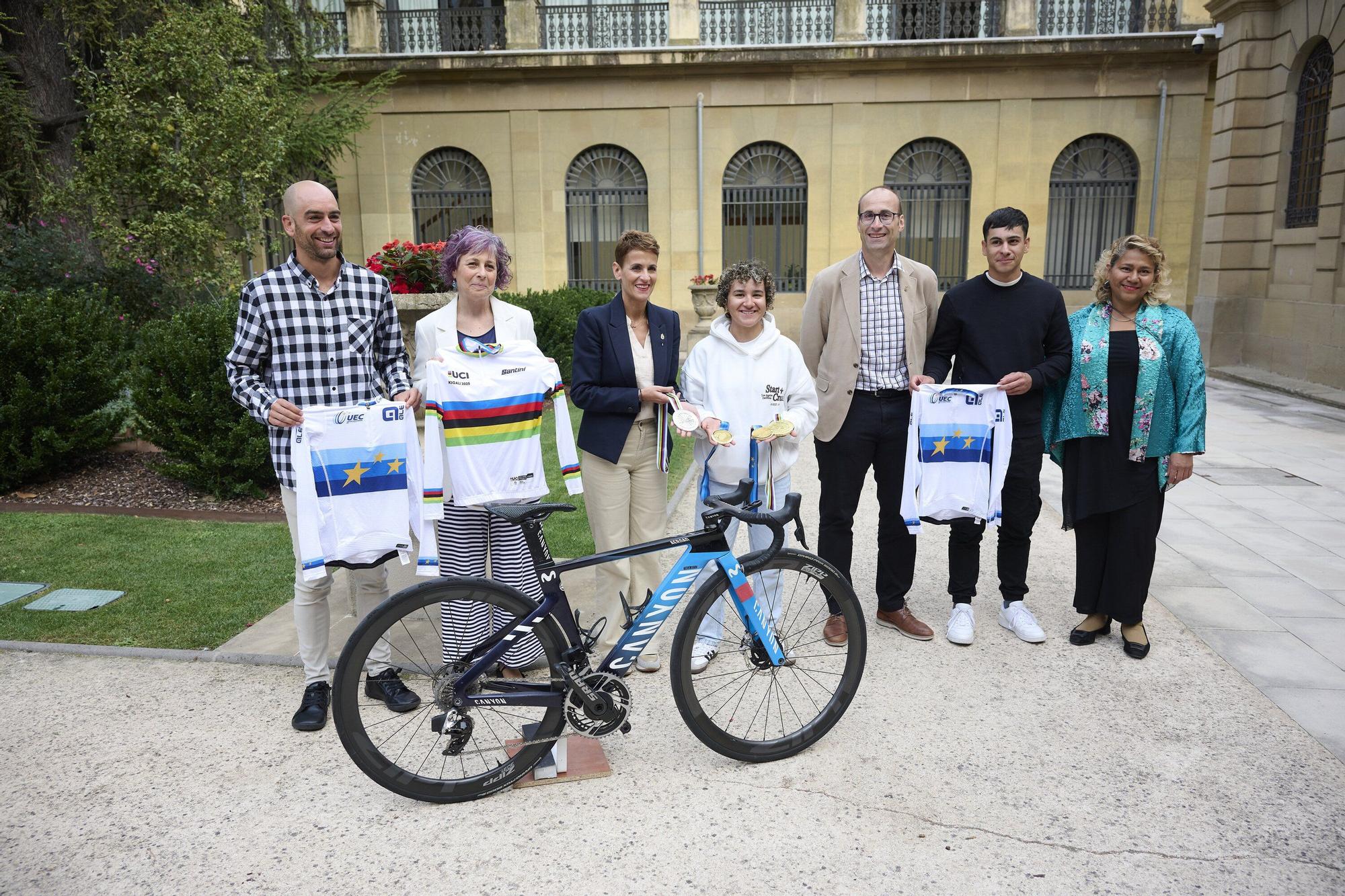 María Chivite recibe a Paula Ostiz en el Palacio de Navarra