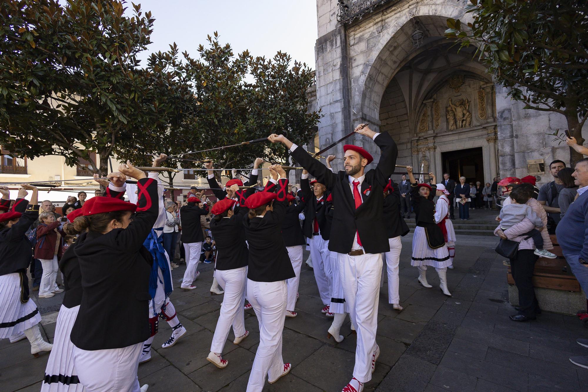 Elgoibar baila al ritmo de las espadas de la celebración de la Virgen del Rosario