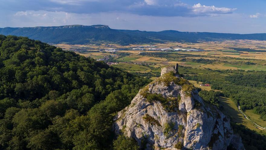 La ruta hacia el castillo “más vertiginoso de Álava”: naturaleza, agua y bosque, todo en uno