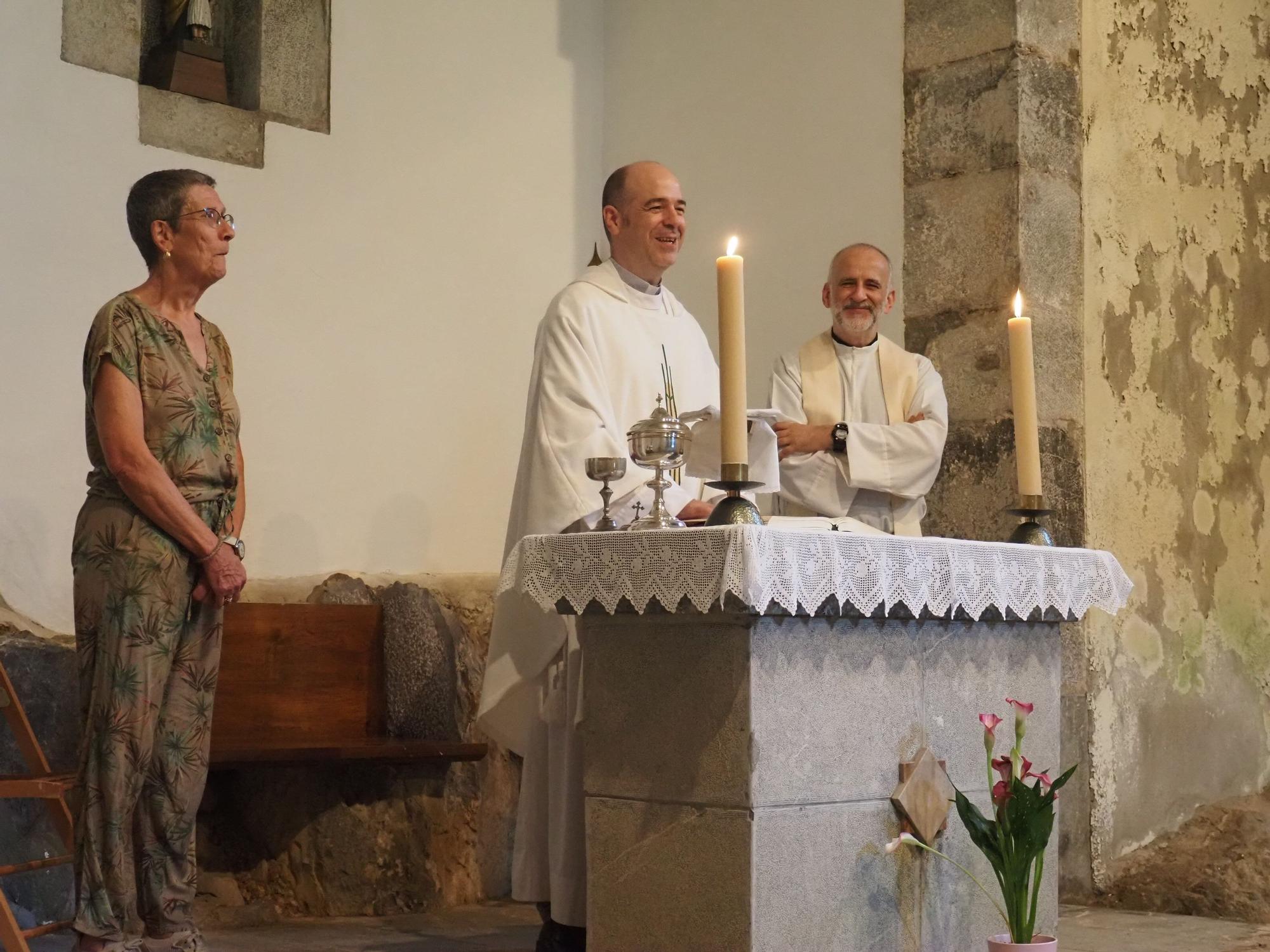 Fiesta en verde y blanco en la ermita de Santa Ana de Mendaro