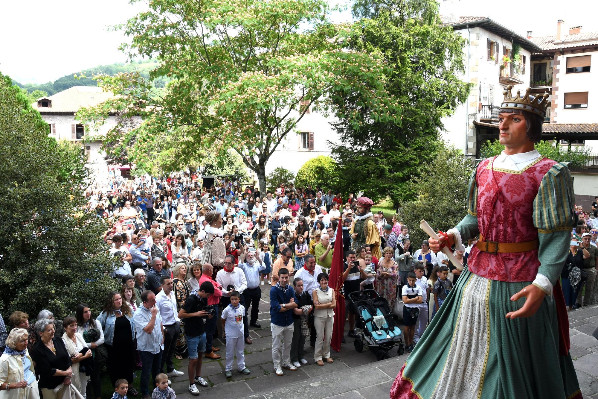 Elizondo celebra su día grande con bailes de gigantes y mutildantzak