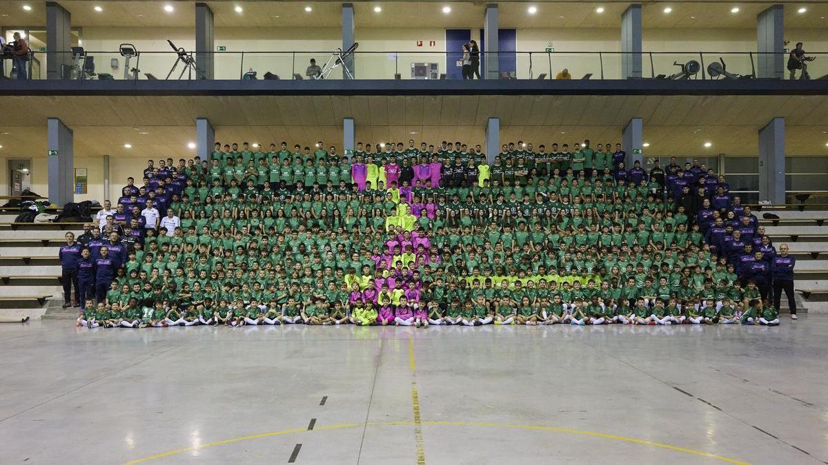 Los 36 equipos del Gazte Berriak, en la tarde del lunes, reunidos en el frontón de Ansoáin.
