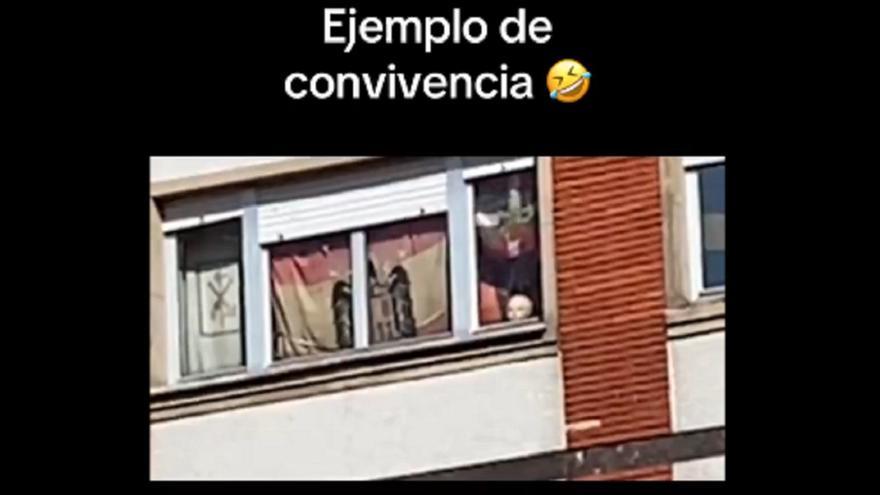 La imagen viral de una ventana con una ikurriña, una bandera franquista y una republicana