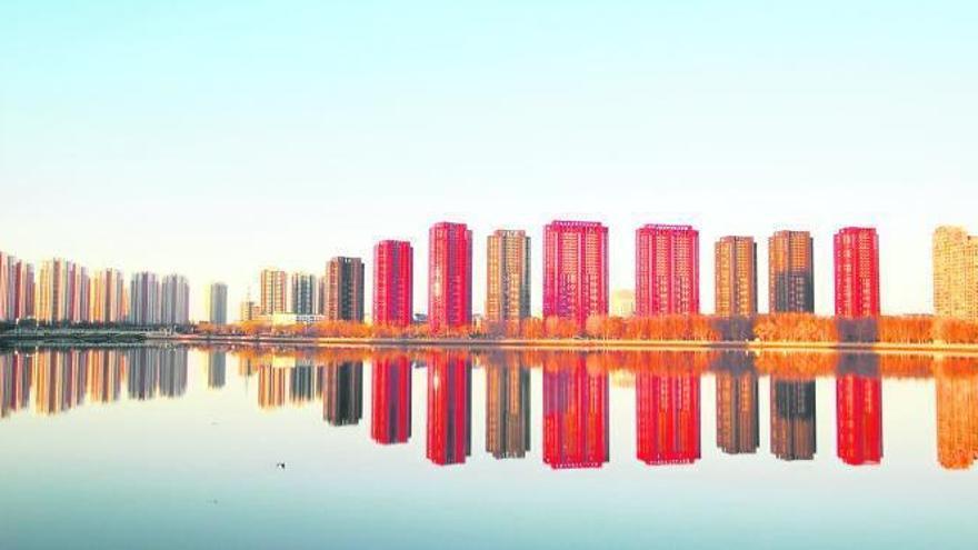 Siluetas rojizas sobre el lago