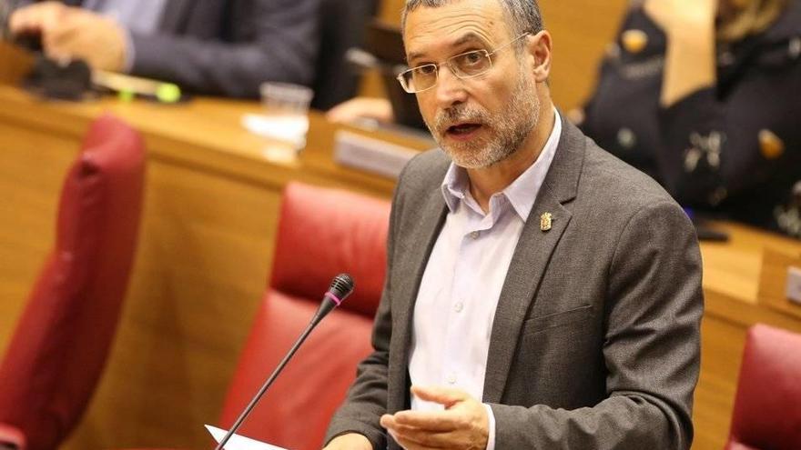 El vicepresidente del Gobierno de Navarra, Miguel Laparra, durante la conferencia que ofreció ayer en la Torre Iberdrola. Fotos: Borja Guerrero