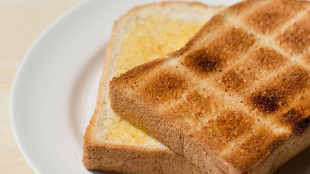 El pan tostado es uno de los alimentos más comunes en los desayunos y meriendas