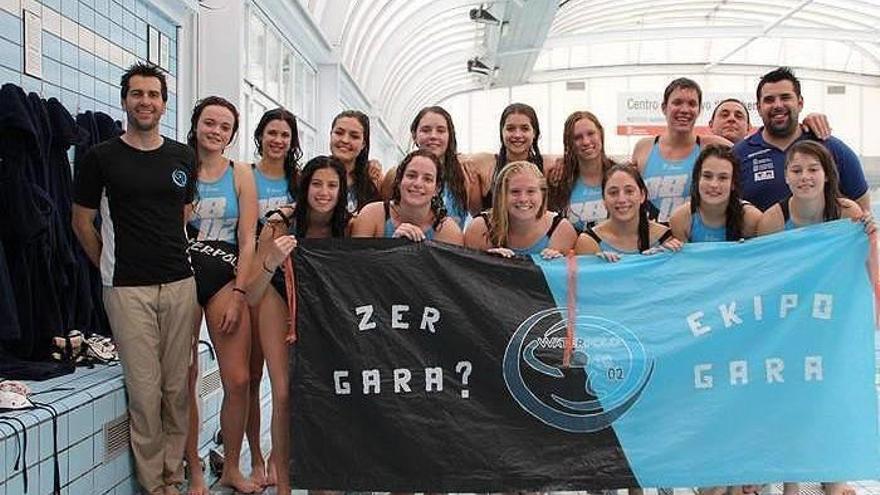 Las chicas de Waterpolo 98 02 posan tras conseguir la victoria de ayer.