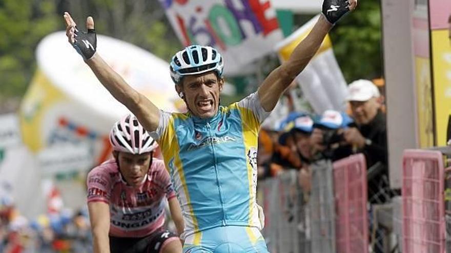 Contador regala la etapa a Tiralongo y refuerza la maglia rosa