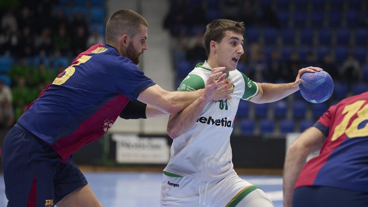 Bazán, en una acción defensiva sobre Marco Moreno.