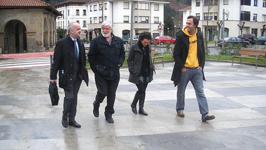 Corredera -izquierda- junto al alcalde de Gordexola.