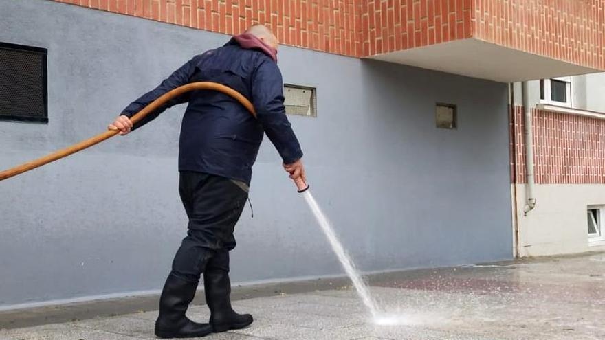 Derio acondiciona el suelo  de las plazas Kolitza y Anboto