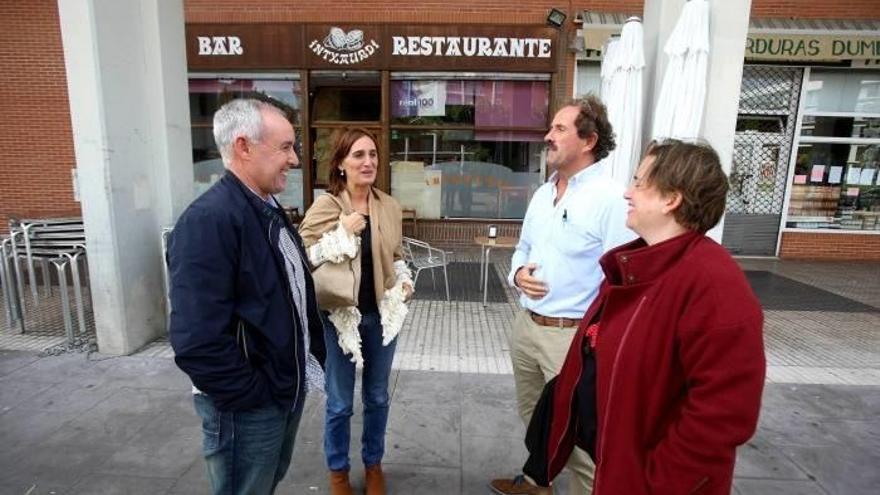 Los miembros de la asociación Ibon Urreisti, Jone Argoitia, Alberto Zelaia y Miriam Sánchez-Guardamino charlan en el barrio donostiarra de Intxaurrondo.