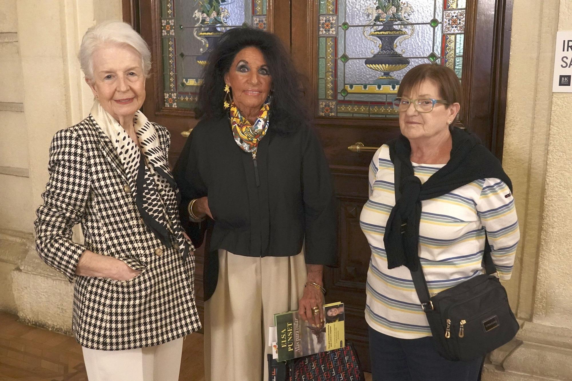 María Daco Ioner, Carmen Galdames y Montserrat Zurita momentos antes de entrar.