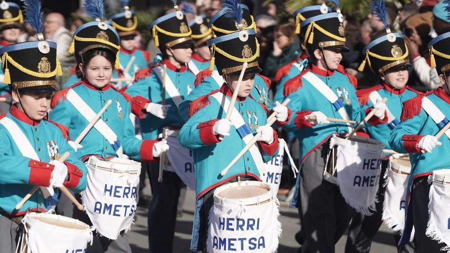 La Tamborrada Infantil brilla en su desfile por las calles de Donostia