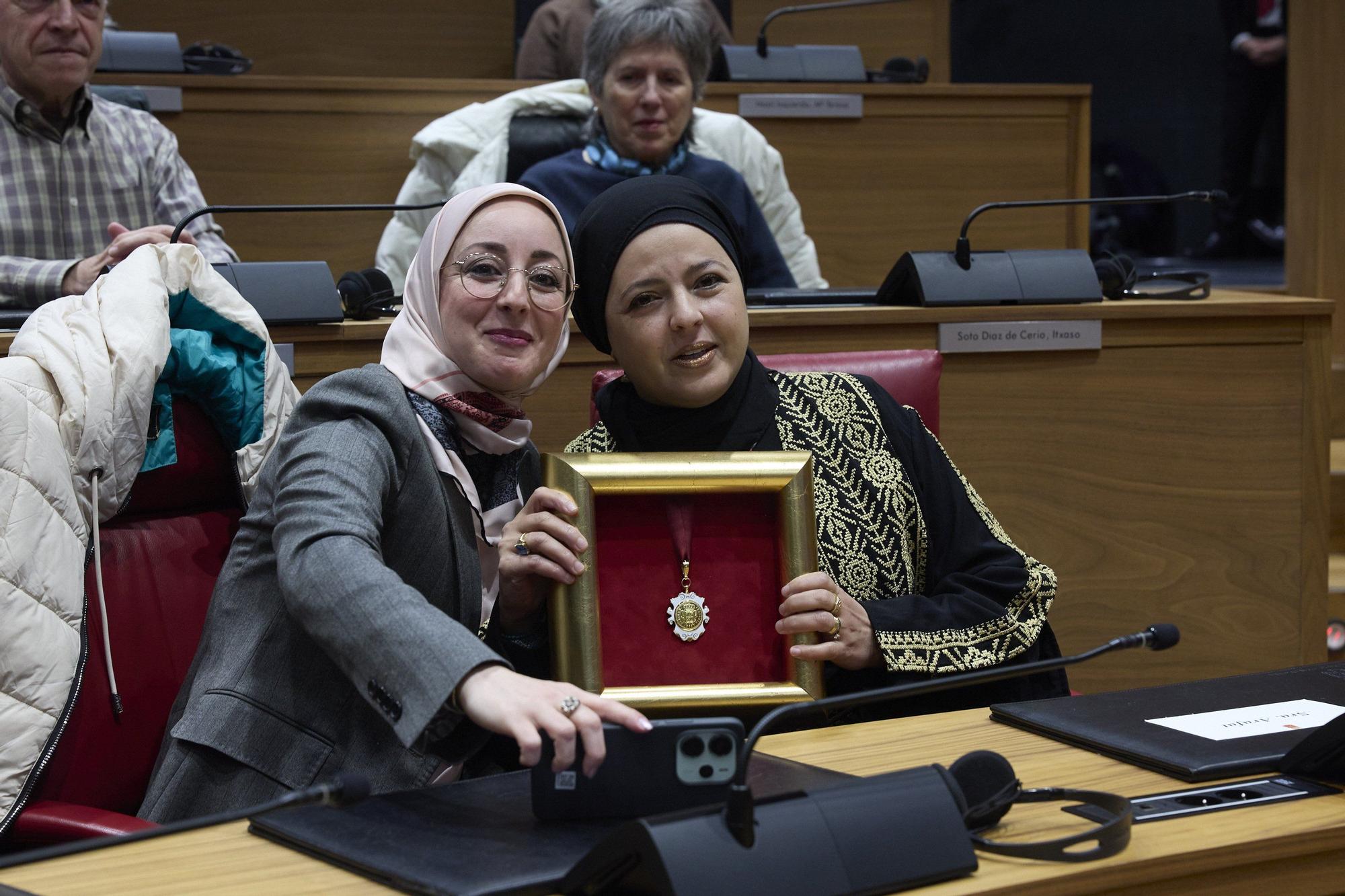 Fotos de la entrega de la Medalla de Oro del Parlamento de Navarra, un "premio a la dignidad del pueblo palestino"