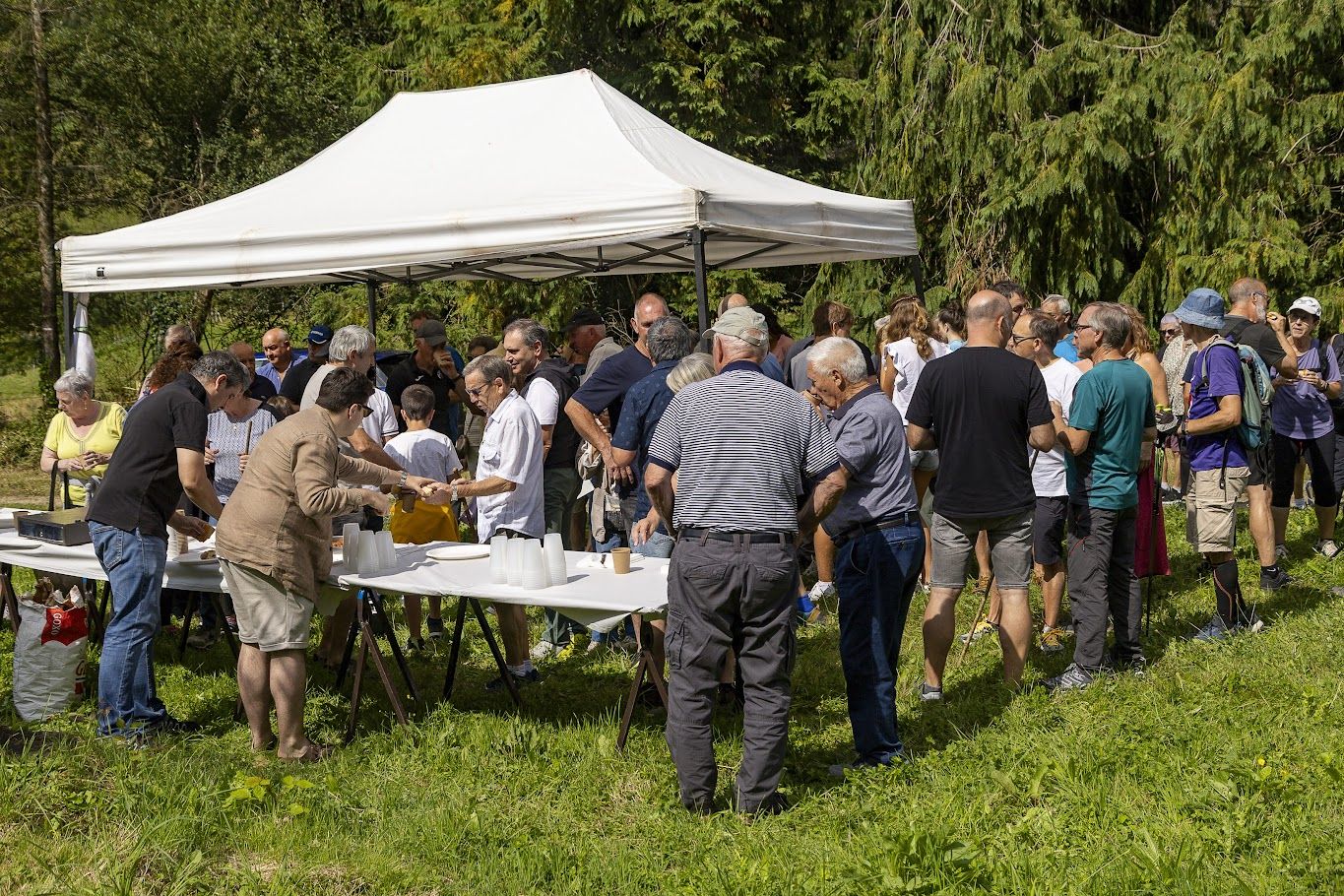 Sol y buen ambiente en la romería de Santumotz de Elgoibar