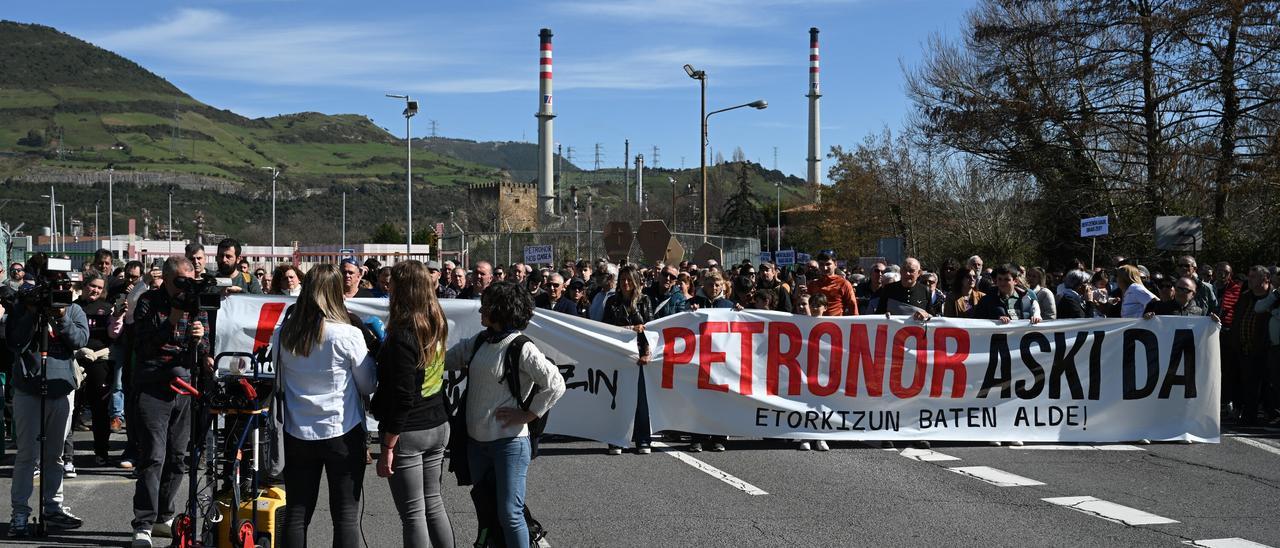 En imágenes: movilización en contra de la fuga de benzeno de Petronor