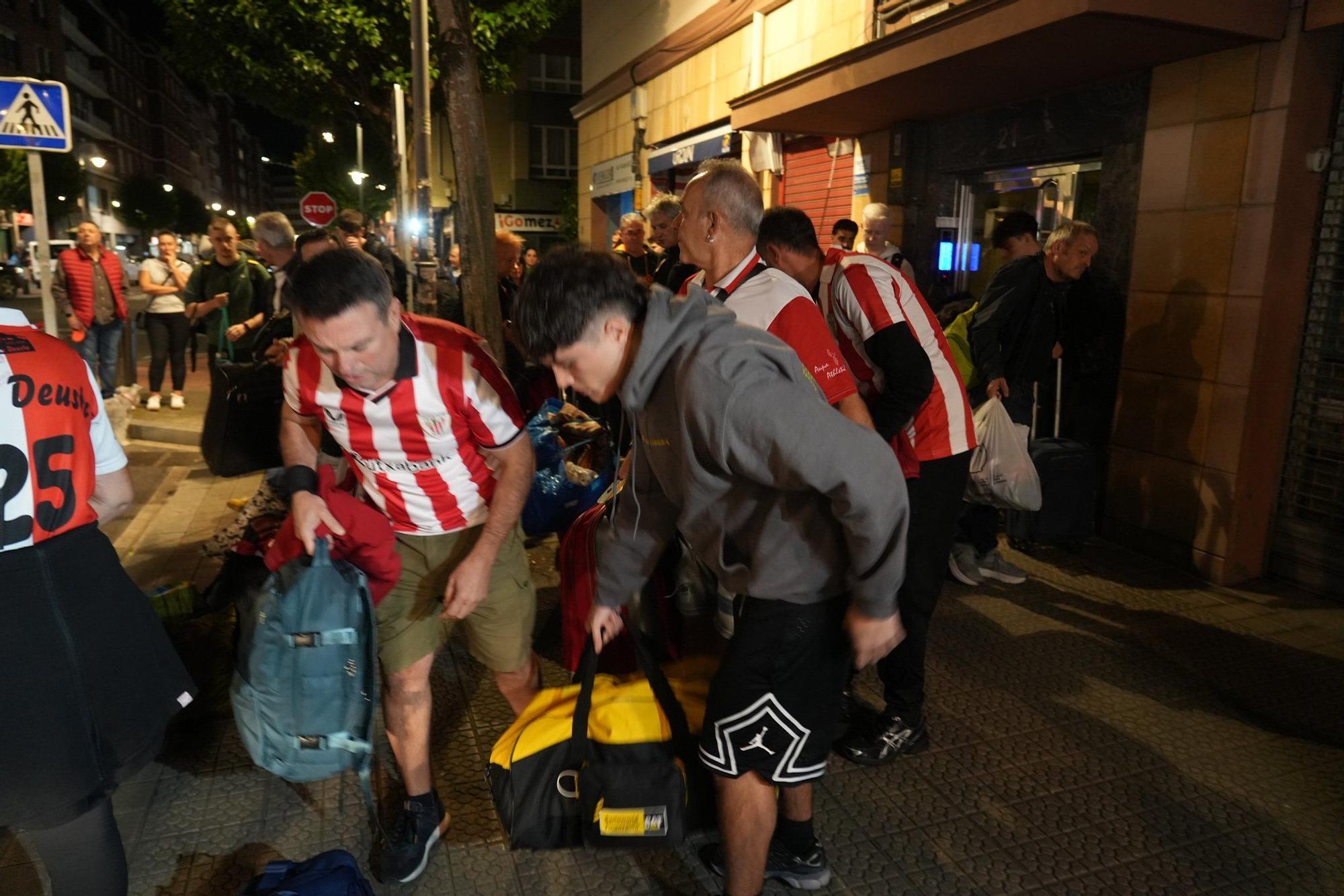 En imágenes: la Peña Deusto del Athletic pone rumbo a Dortmund