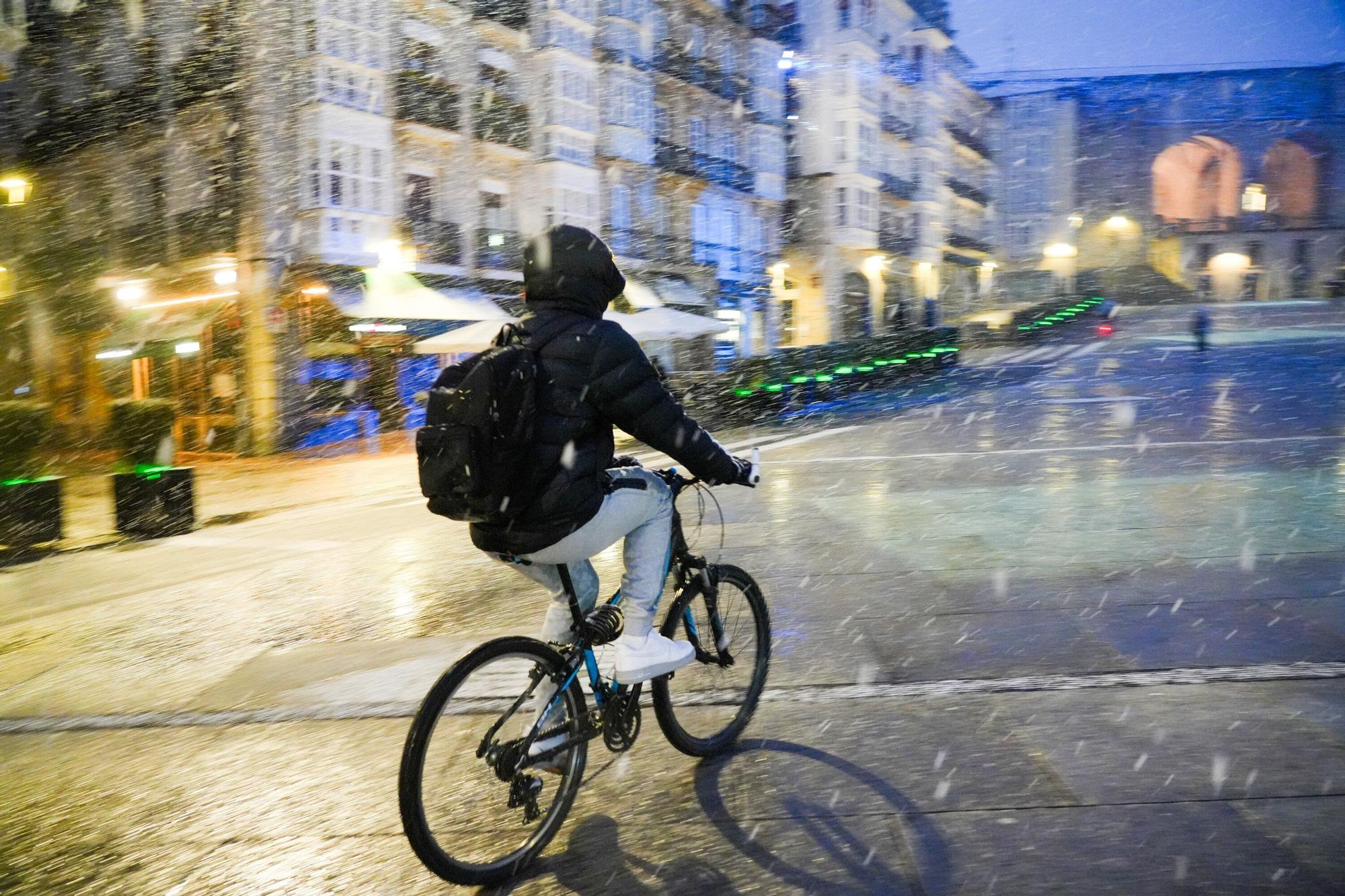 La primera nevada del otoño no cuaja en Vitoria