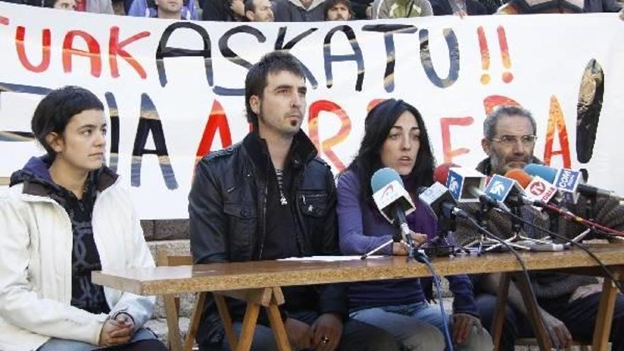 Imagen de la rueda de prensa de ayer para valorar las detenciones de los miembros de Askapena.
